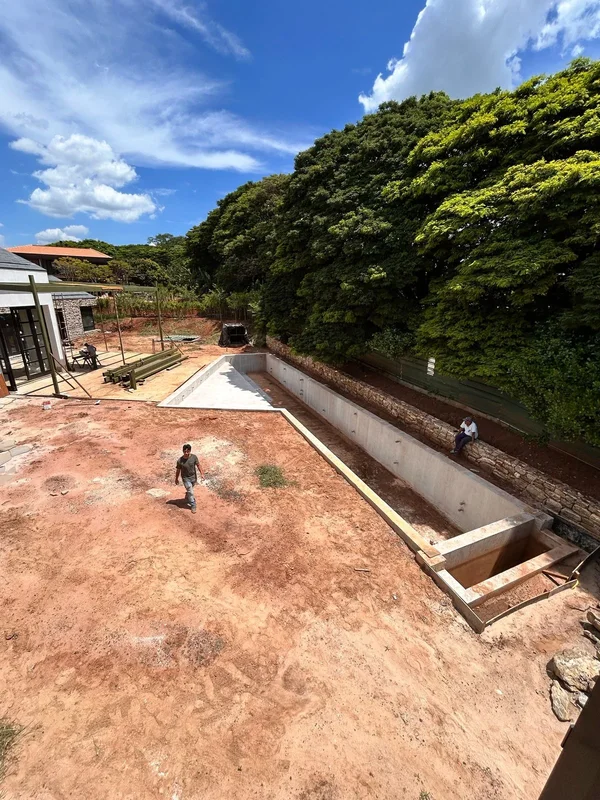 Estrutura de concreto de piscina em execução