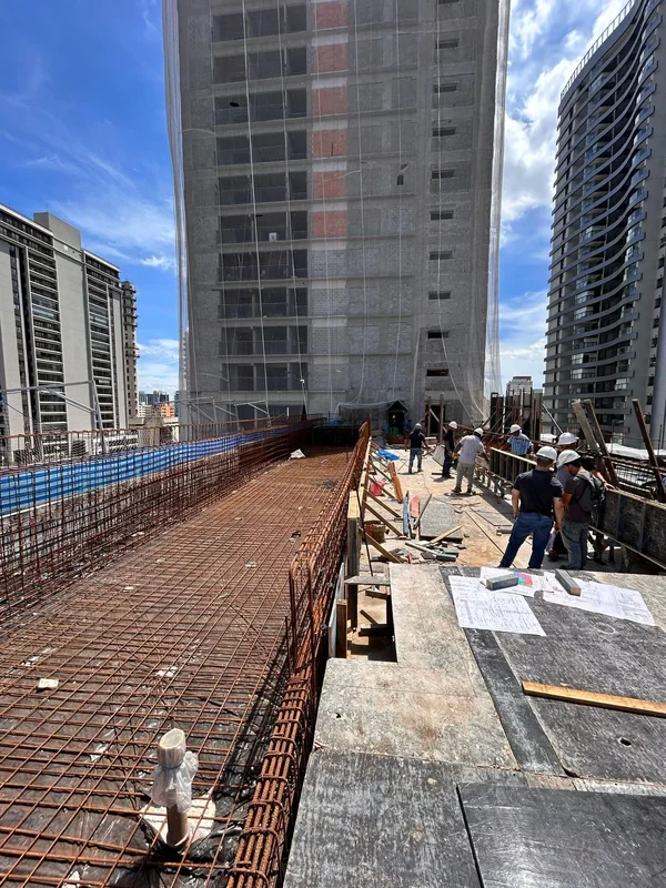 Armação de ferro para piscina em edifício