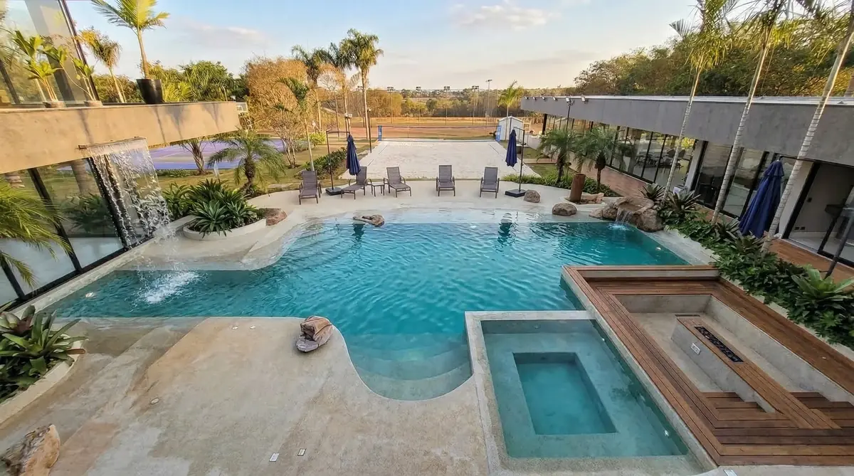 Piscina de borda infinita com vidro construída em residência de alto padrão em SP