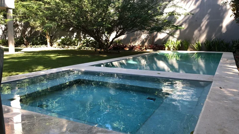 Piscina de alto padrão construída pela Sanches Engenharia