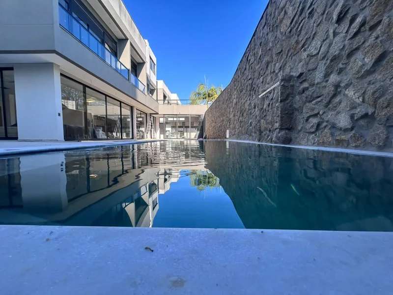 Piscina com paisagismo