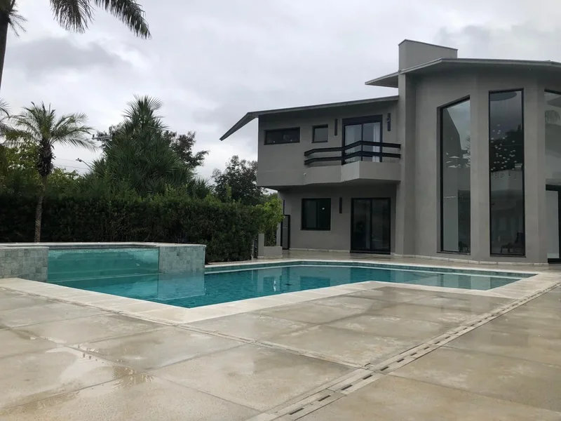 Espelho d'água geométrico em mansão com execução estrutural de piscina